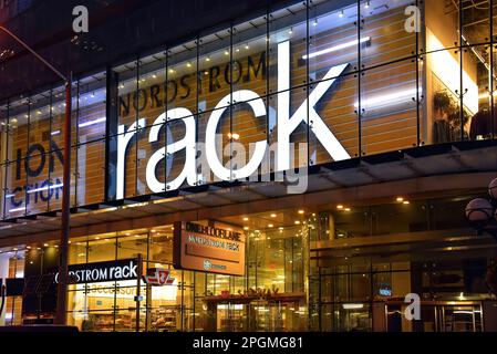 Nordstrom Rack an der geschäftigen Kreuzung von Yonge Street und Bloor Street. Nordstrom Rack ist eine amerikanische Kaufhauskette mit billigem Preis, die eine Schwester br Stockfoto