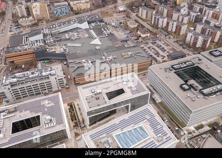 Drohnenfotografie von Büros, Einkaufszentrum, Apartmentkomplex und Parkplätzen an bewölkten Tagen Stockfoto