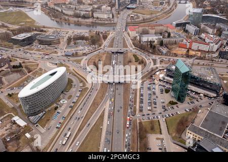 Drohnenfotografie des Verkehrsstaus an einer Grossstadtkreuzung während des bewölkten Frühlingstages Stockfoto