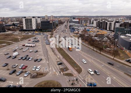Drohnenfotografie des Verkehrsstaus an einer Grossstadtkreuzung während des bewölkten Frühlingstages Stockfoto