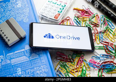 In dieser Abbildung wird das OneDrive-Logo auf einem Smartphone angezeigt. Stockfoto