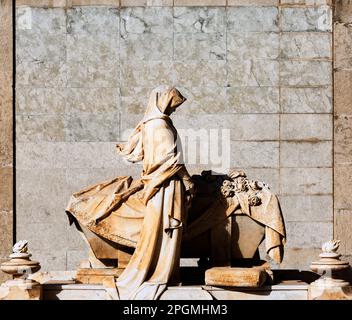 Die Fassade dieses historischen Gebäudes ist in Farbe, Schwarz und Weiß gehalten und stellt Charakter, Tier oder Blume dar. In Barcelona Stockfoto