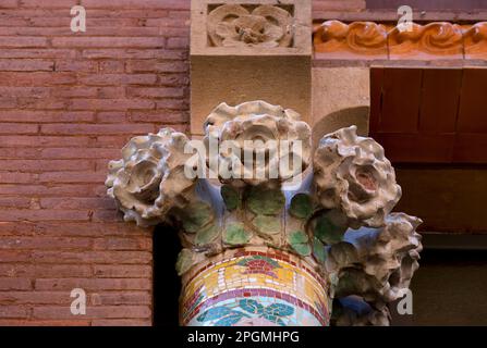 Die Fassade dieses historischen Gebäudes ist in Farbe, Schwarz und Weiß gehalten und stellt Charakter, Tier oder Blume dar. In Barcelona Stockfoto