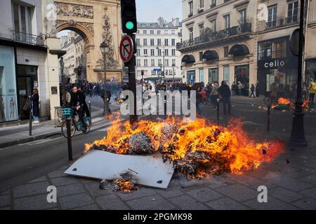 23. März 2023, Paris, Ile de France, FRANKREICH: Müll brennt während der Proteste gegen die Rentenreform in Paris. Hunderttausende von Menschen protestieren gegen das Rentenreformgesetz, das jetzt offiziell im französischen parlament verabschiedet wird. Die Regierung von Emmanuel Macron hat beschlossen, mit dem so genannten Dekret von 49,3 die umstrittene Rentenreform durch das französische parlament zu schieben, ohne dass eine Mehrheitsentscheidung erforderlich wäre, und sie praktisch zu umgehen. Premierministerin Elisabeth Borne hat beschlossen, das Unterhaus zu umgehen, da die Regierung dachte, dass es möglicherweise keine garantierte Mehrheit gibt Stockfoto