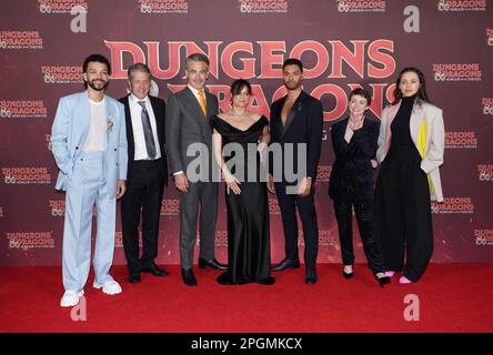 (Von links nach rechts) Justice Smith, Hugh Grant, Chris Pine, Michelle Rodriguez, Rege-Jean Page, Sophia Lillis und Daisy Head, die an der britischen Premiere von Dungeons and Dragons: Honor Better Thieves am Cineworld Leicester Square in London teilnahmen. Foto: Donnerstag, 23. März 2023. Stockfoto