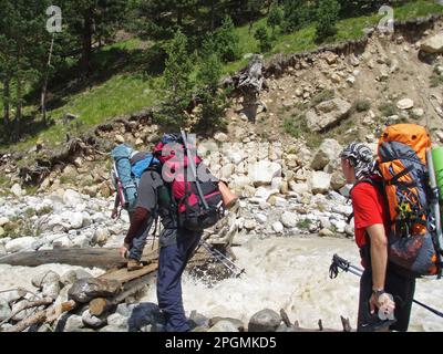 Wir überqueren den Bergfluss Stockfoto