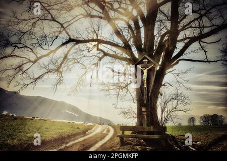 FOTOGRAFIE: Traditionelles Wayside Cross bei Greiling, Oberbayern, Deutschland Stockfoto