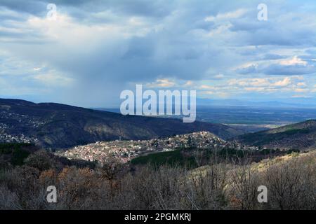 Ein malerischer Blick auf das Dorf Hrabrino von Momini skali. Die wunderschöne Natur Bulgariens im Frühling. Stockfoto