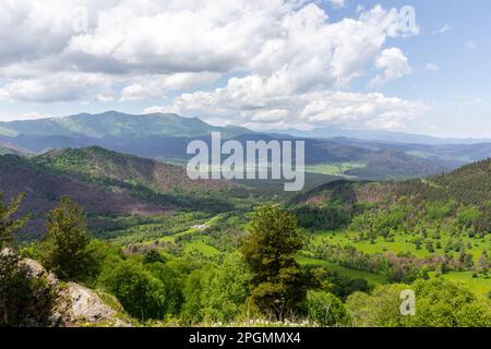 Landschaft des Trialeti (Kaukasus) Gebirges von der M-20 Straße zum Tskhratskaro Pass, üppig grüne Berge, Grasland und das Dorf Tsikhisjvari. Stockfoto