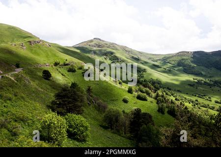 Landschaft der Trialeti (Kaukasus) Gebirgskette mit Tskhratskaro Pass, Georgia, gefährliche M-20-Schotterstraße und pulsierendes grünes Grasland im Sommer. Stockfoto