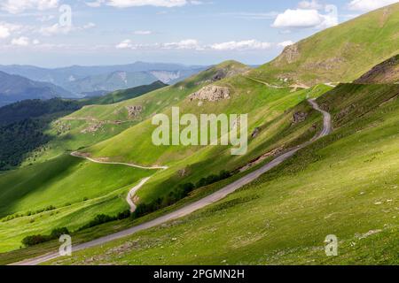 Landschaft der Trialeti (Kaukasus) Gebirgskette mit Tskhratskaro Pass, Georgia, gefährliche M-20 Kiesstraße und grünes Grasland im Sommer. Stockfoto