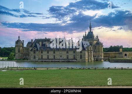Schloss Chantilly, in Frankreich, ein wunderschöner Palast mit einem See Stockfoto