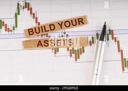 Geschäftskonzept. Auf der Tabelle der Geschäftsangebote finden Sie einen Stift und ein zerrissenes Papier mit der Aufschrift: Bauen Sie Ihre Ressourcen Stockfoto