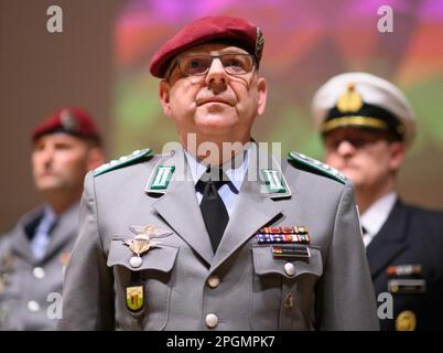 Dresden, Deutschland. 23. März 2023. Oberst Michael H. Popielas, neuer Befehlshaber des Sachsen-Staatskommandos, steht nach der Übertragung des Kommandos in der Scharnhorst-Halle der Ausbildungsschule für Offiziere der Graf Stauffenberg-Baracken. Kredit: Robert Michael/dpa/Alamy Live News Stockfoto