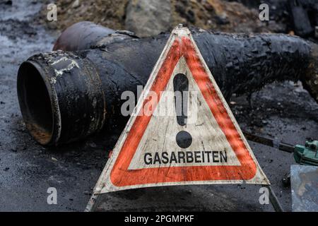 Dresden, Deutschland. 23. März 2023. Nach einem Brand in der Gasleitung in der Nachbarschaft Friedrichstadt steht am Straßenrand ein Schild mit der Aufschrift „Gaswerk“. Eine Gasleitung wurde während der Bauarbeiten am 22. März 2023 beschädigt. An der Leckage kam es zu einem Brand und Explosionen. Nach vielen Stunden könnte das Leck wieder geschlossen werden. Kredit: Robert Michael/dpa/Alamy Live News Stockfoto