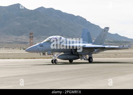Las Vegas, NV - 5. November 2022: Navy EA-18 Growler Fighter Jet führt während der Aviation Nation Airshow am Nellis AFB eine Demonstration durch. Stockfoto