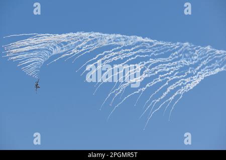 Las Vegas, NV - 6. November 2022: A-10 Warthog Attack Jet wirft bei einer Demo auf der Aviation Nation Airshow in Nellis AFB Fackeln ab. Stockfoto