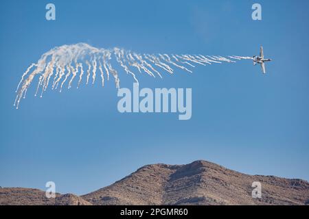 Las Vegas, NV - 6. November 2022: A-10 Warthog Attack Jet wirft bei einer Demo auf der Aviation Nation Airshow in Nellis AFB Fackeln ab. Stockfoto