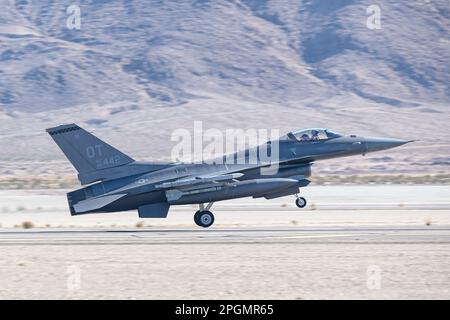 Las Vegas, NV - 6. November 2022: F-16 Fighter Jet landet während einer Demo auf der Aviation Nation Airshow am Nellis AFB. Stockfoto