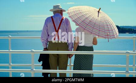 Plymouth, Devon, 06. Juli 2022; Bilder von glücklichen Tagen im Ruhestand. Ein gut gekleidetes älteres Paar genießt die Sonne und den Blick auf das Meer. Stockfoto