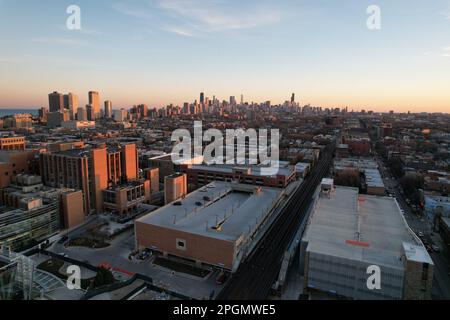 Ein Luftblick auf die Skyline von Chicago vom lokalen CTA-Bahnhof Stockfoto