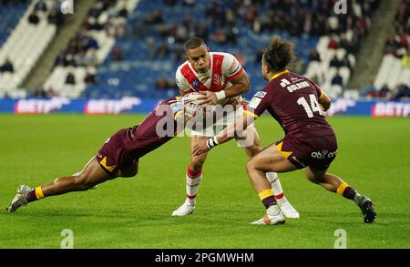 St. Helens' will Hopoate wird während des Spiels der Betfred Super League im John Smith's Stadium, Huddersfield, Huddersfield, mit Kevin Naiqama (links) und Ashton Golding angegriffen. Foto: Donnerstag, 23. März 2023. Stockfoto