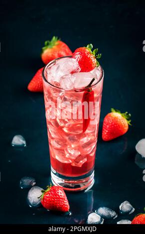 Oldboy alkoholisches Cocktailgetränk mit Wodka, Grapefruitsaft, Erdbeeren, Zucker, Zimt und heißem Chili-Pfeffer. Highball-Glas auf dunkelblauem Hintergrund Stockfoto