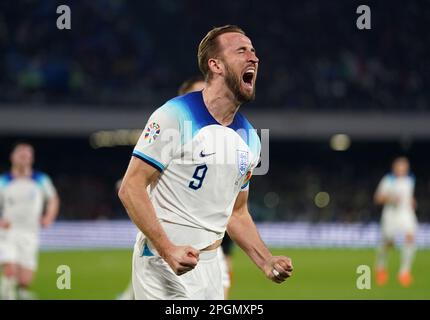 Harry Kane aus England feiert das zweite Tor seiner Seite des Spiels vom Elfmeterpunkt aus während des Qualifikationsspiels der UEFA Euro 2024 im Diego Armando Maradona Stadium in Neapel, Italien. Harry Kane ist Englands Rekordtreffer geworden. Mit einem Elfmeter im Qualifikationsspiel der Europameisterschaft gegen Italien in Neapel hat er Wayne Rooney verlassen und auf 54 gesetzt. Foto: Donnerstag, 23. März 2023. Stockfoto