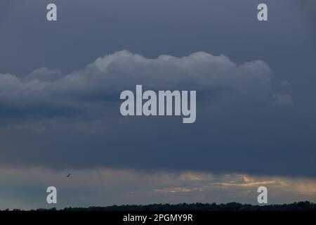 Gewitterwolken bei Sonnenuntergang über dem Dnieper River Stockfoto