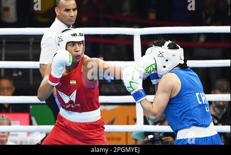 Neu-Delhi, Indien. 23. März 2023. NEW DELHI, INDIEN - MÄRZ 23: Indischer Boxer Lovlina Borgohain (Rot) und chinesischer Boxer Li Qian (Blau) während des Halbfinalspiels der Kategorie 70-75kg- (Leichtgewicht) bei der IBA Women's Boxing World Championships 2023 am 23. März 2023 in New Delhi, Indien. (Foto: Sanjeev Verma/Hindustan Times/Sipa USA) Guthaben: SIPA USA/Alamy Live News Stockfoto