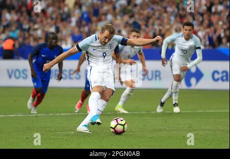 Dateifoto vom 13.-06-2017 von Harry Kane aus England, der sein 8. Internationales Tor gegen Frankreich feiert. Harry Kane ist Englands Rekordtreffer geworden. Mit einem Elfmeter im Qualifikationsspiel der Europameisterschaft gegen Italien in Neapel hat er Wayne Rooney verlassen und auf 54 gesetzt. Ausgabedatum: Donnerstag, 23. März 2023. Stockfoto