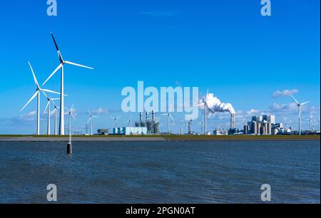 Links das gasbefeuerte Kraftwerk Magnum mit einer Kapazität von 1410 Megawatt; rechts das Kohlekraftwerk Eemshavencentrale von RWE im Stockfoto