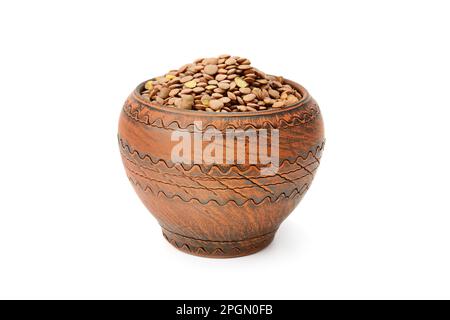 Linsen in einem Tontopf isoliert auf weißem Hintergrund. Gesundes Essen. Stockfoto