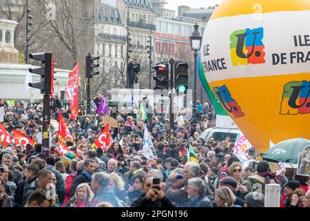 Paris, Frankreich, 23. März 2023. Menschen marschieren gegen Rentenreform - Jacques Julien/Alamy Live News Stockfoto