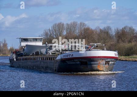 Transport von Rotoren und Rotorblättern für Windturbinen auf Binnenfrachtern auf Kanälen in den Niederlanden in der Nähe von Groningen vom Hersteller bis zur Montage vor Ort Stockfoto