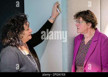 Den Haag, Niederlande. 21. März 2023. DEN HAAG, NIEDERLANDE - MÄRZ 21: Caroline van der Plas von BBB, Jacqueline van den HIL von VVD während der Fragestunde bei der Tweede Kamer am 21. März 2023 in Den Haag, Niederlande (Foto: John Beckmann/Orange Pictures) Kredit: Orange Pics BV/Alamy Live News Stockfoto