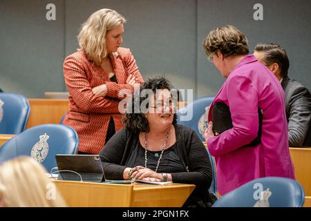 Den Haag, Niederlande. 21. März 2023. DEN HAAG, NIEDERLANDE - MÄRZ 21: Caroline van der Plas von BBB, Jacqueline van den HIL von VVD während der Fragestunde bei der Tweede Kamer am 21. März 2023 in Den Haag, Niederlande (Foto: John Beckmann/Orange Pictures) Kredit: Orange Pics BV/Alamy Live News Stockfoto