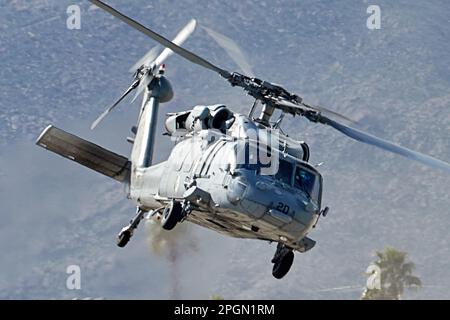 Palm Springs, Kalifornien, USA. 12. Februar 2023. Ein Navy MH-60s Helcopter verlässt Palm Springs. (Kreditbild: © Ian L. SITREN/ZUMA Press Wire) NUR REDAKTIONELLE VERWENDUNG! Nicht für den kommerziellen GEBRAUCH! Stockfoto