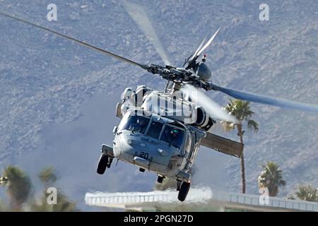 Palm Springs, Kalifornien, USA. 12. Februar 2023. Ein Navy MH-60s Helcopter verlässt Palm Springs. (Kreditbild: © Ian L. SITREN/ZUMA Press Wire) NUR REDAKTIONELLE VERWENDUNG! Nicht für den kommerziellen GEBRAUCH! Stockfoto