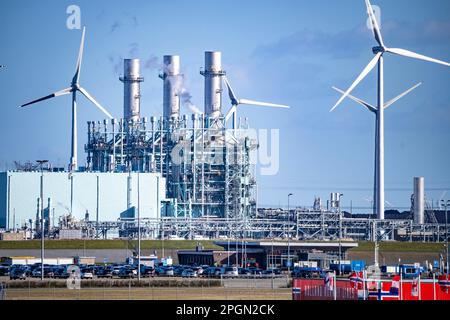 Magnum Gaskraftwerk mit einer Kapazität von 1410 Megawatt im Seehafen Eemshaven, Betreiber RWE Power, Windpark, Niederlande Stockfoto