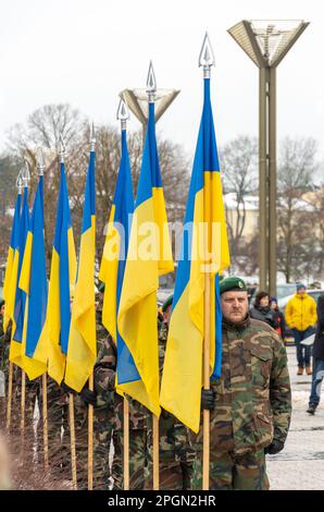 Soldatenruhe in Militäruniformen mit ukrainischen Flaggen, senkrecht Stockfoto