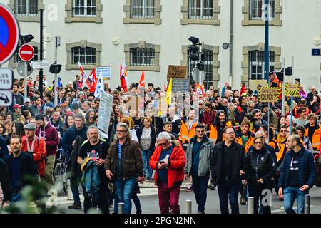 23. März 2023, Clermont Ferrand, Auvergne Rhone Alpes, Frankreich: Gruppen von Demonstranten. Frankreich streikt erneut gegen die zutiefst unpopuläre Rentenreform, die Ministerpräsident Elisabeth letzte Woche unter Verwendung von Artikel 49,3 durch das Parlament gedrängt hat. Am Mittwoch kündigte Präsident Macron im Fernsehen an, dass er sich dafür aussprach, dass die Renten noch vor Jahresende umgesetzt werden. (Kreditbild: © Adrien Fillon/ZUMA Press Wire) NUR REDAKTIONELLE VERWENDUNG! Nicht für den kommerziellen GEBRAUCH! Stockfoto