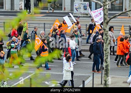 23. März 2023, Clermont Ferrand, Auvergne Rhone Alpes, Frankreich: Eine Gruppe von Demonstranten. Frankreich streikt erneut gegen die zutiefst unpopuläre Rentenreform, die Ministerpräsident Elisabeth letzte Woche unter Verwendung von Artikel 49,3 durch das Parlament gedrängt hat. Am Mittwoch kündigte Präsident Macron im Fernsehen an, dass er sich dafür aussprach, dass die Renten noch vor Jahresende umgesetzt werden. (Kreditbild: © Adrien Fillon/ZUMA Press Wire) NUR REDAKTIONELLE VERWENDUNG! Nicht für den kommerziellen GEBRAUCH! Stockfoto