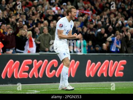 Dateifoto vom 27.-03-2015 von Harry Kane aus England, der sein erstes internationales Tor gegen Litauen feiert. Harry Kane hat Wayne Rooneys England-Rekord mit seinem 54. Tor gebrochen, das er vom Elfmeterpunkt des Qualifikationsspiels der Europameisterschaft gegen Italien in Neapel angerechnet hat. Ausgabedatum: Donnerstag, 23. März 2023. Stockfoto