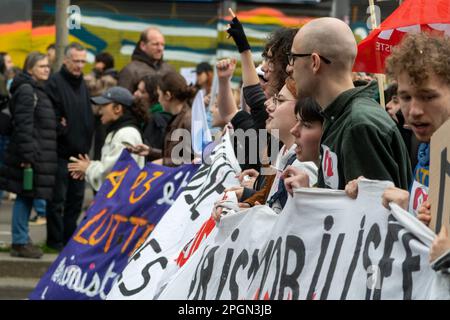 Paris, Frankreich, 23. März 2023. Junge Menschen protestieren mit Banner gegen die Rentenreform - Jacques Julien/Alamy Live News Stockfoto