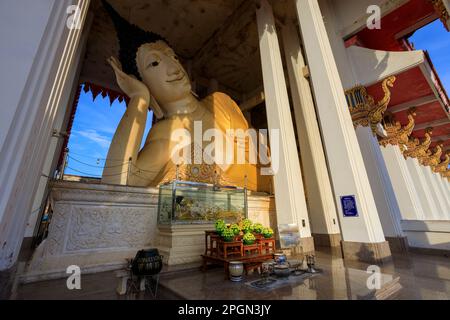 Hat Yai, Thailand - 11. Februar 2023: Wat hat Yai Nai ist ein buddhistischer Tempel der Thai Theravada mit einem großen, 35 m langen, liegenden Buddha namens PHR Stockfoto