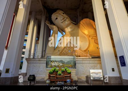 Hat Yai, Thailand - 11. Februar 2023: Wat hat Yai Nai ist ein buddhistischer Tempel der Thai Theravada mit einem großen, 35 m langen, liegenden Buddha namens PHR Stockfoto