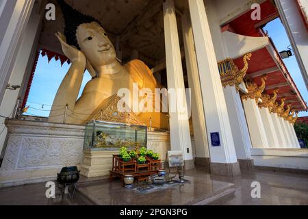 Hat Yai, Thailand - 11. Februar 2023: Wat hat Yai Nai ist ein buddhistischer Tempel der Thai Theravada mit einem großen, 35 m langen, liegenden Buddha namens PHR Stockfoto