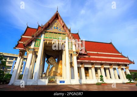 Hat Yai, Thailand - 11. Februar 2023: Wat hat Yai Nai ist ein buddhistischer Tempel der Thai Theravada mit einem großen, 35 m langen, liegenden Buddha namens PHR Stockfoto