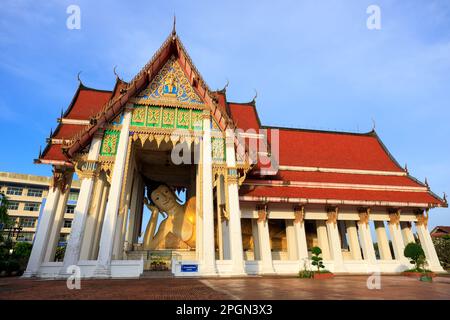 Hat Yai, Thailand - 11. Februar 2023: Wat hat Yai Nai ist ein buddhistischer Tempel der Thai Theravada mit einem großen, 35 m langen, liegenden Buddha namens PHR Stockfoto